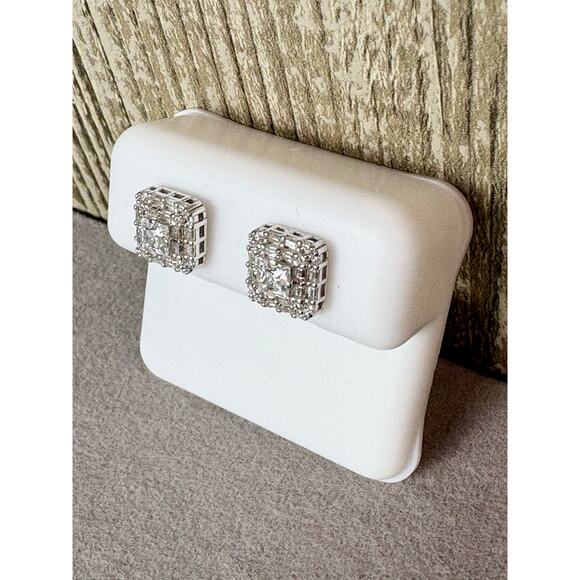 Stunning 1.5 CTW VVS1 D Moissanite Stud Earrings Sterling Silver - Picture 5 of 6